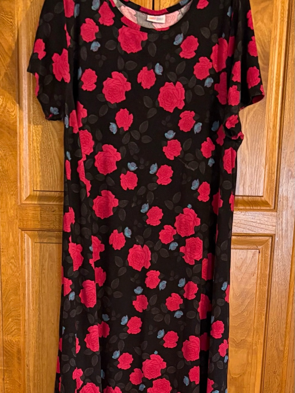 Gorgeous Lularoe Carly dress 2X
Black/Red Roses